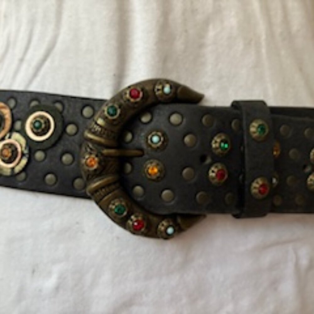 Magnificent leather embellished belt. Made in Italy